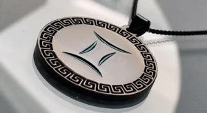 Zwillige Sternzeichenkette, schwarzer runder Anhänger von Moki